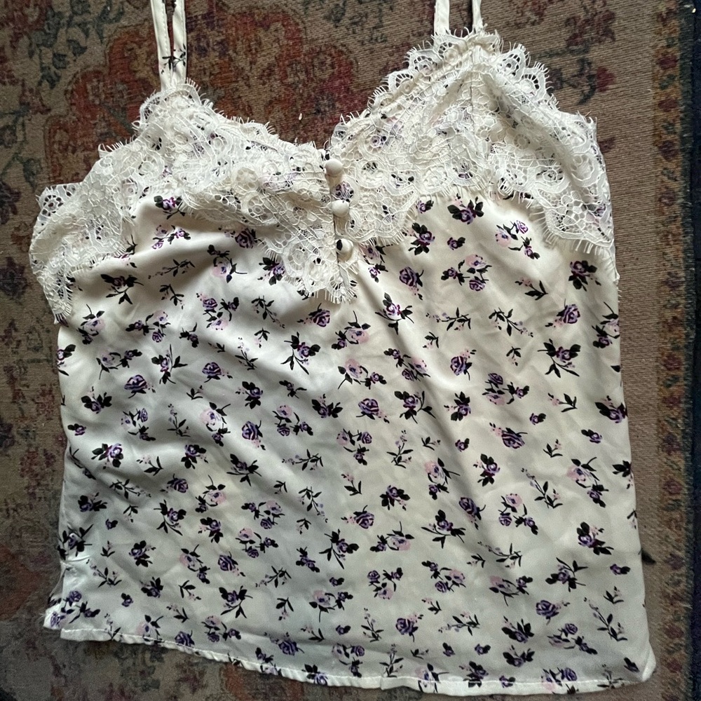 Beautiful “No boundaries” top XS.